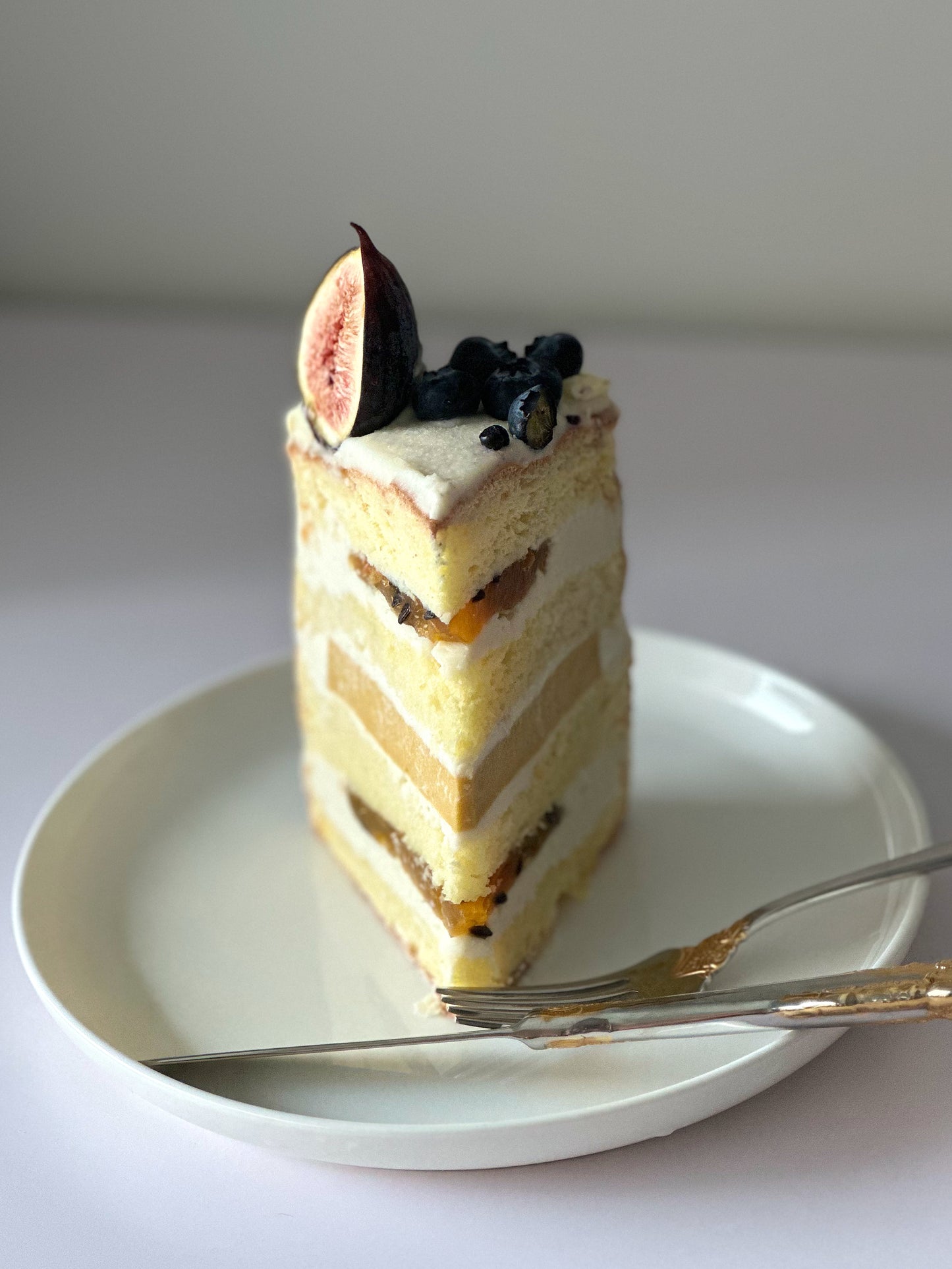 Mango-passion fruit cake